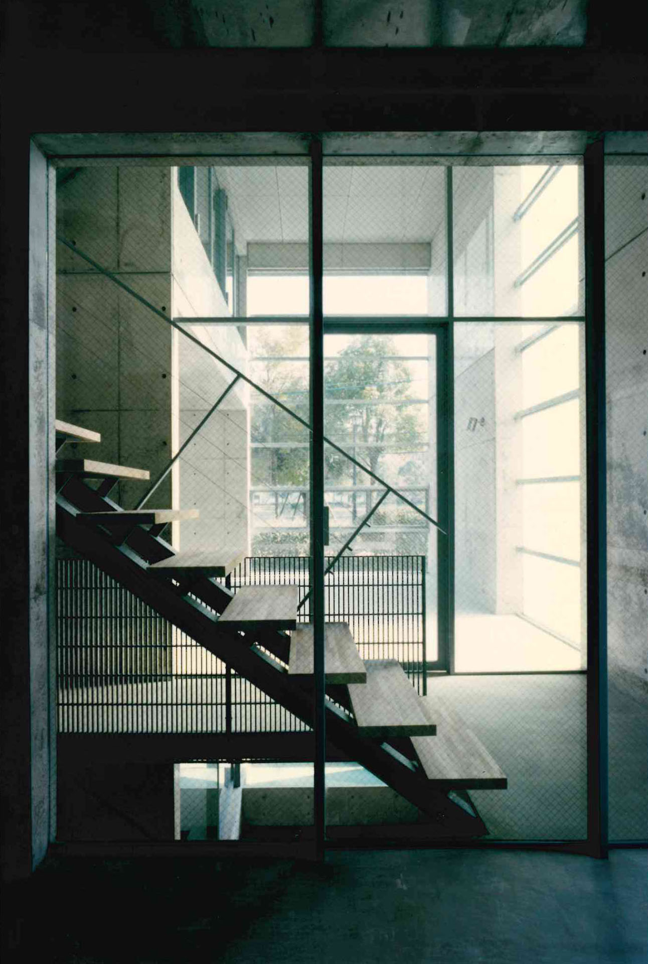 東平塚のアトリエ　2階 階段