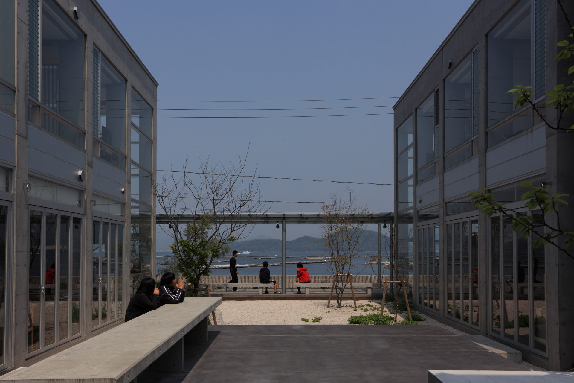 似島学園高等養護部　中庭から瀬戸内海を見る