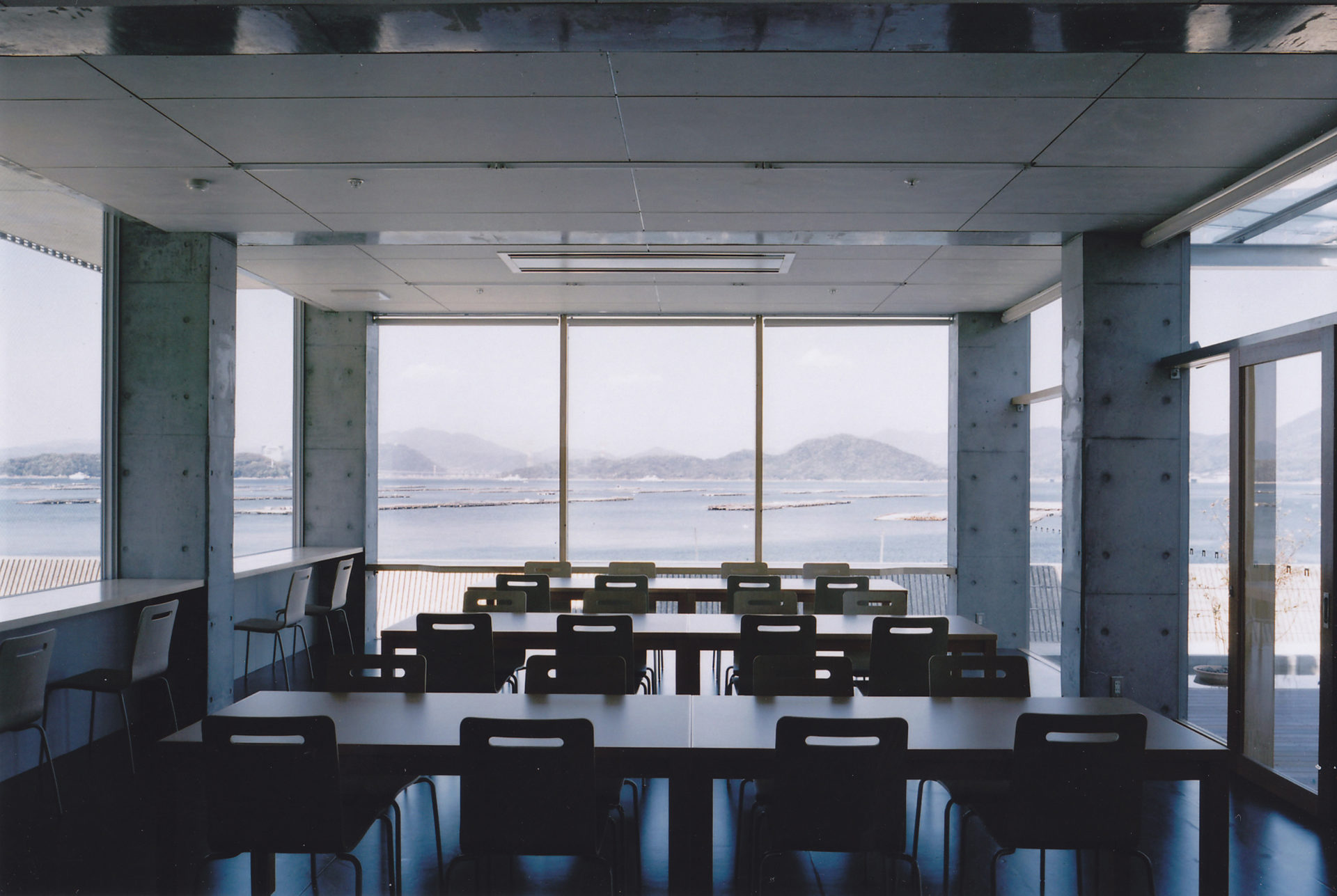 似島学園高等養護部　三方開放され、海側への眺望が開けている食堂。正面に金輪島、左に広島港が見える