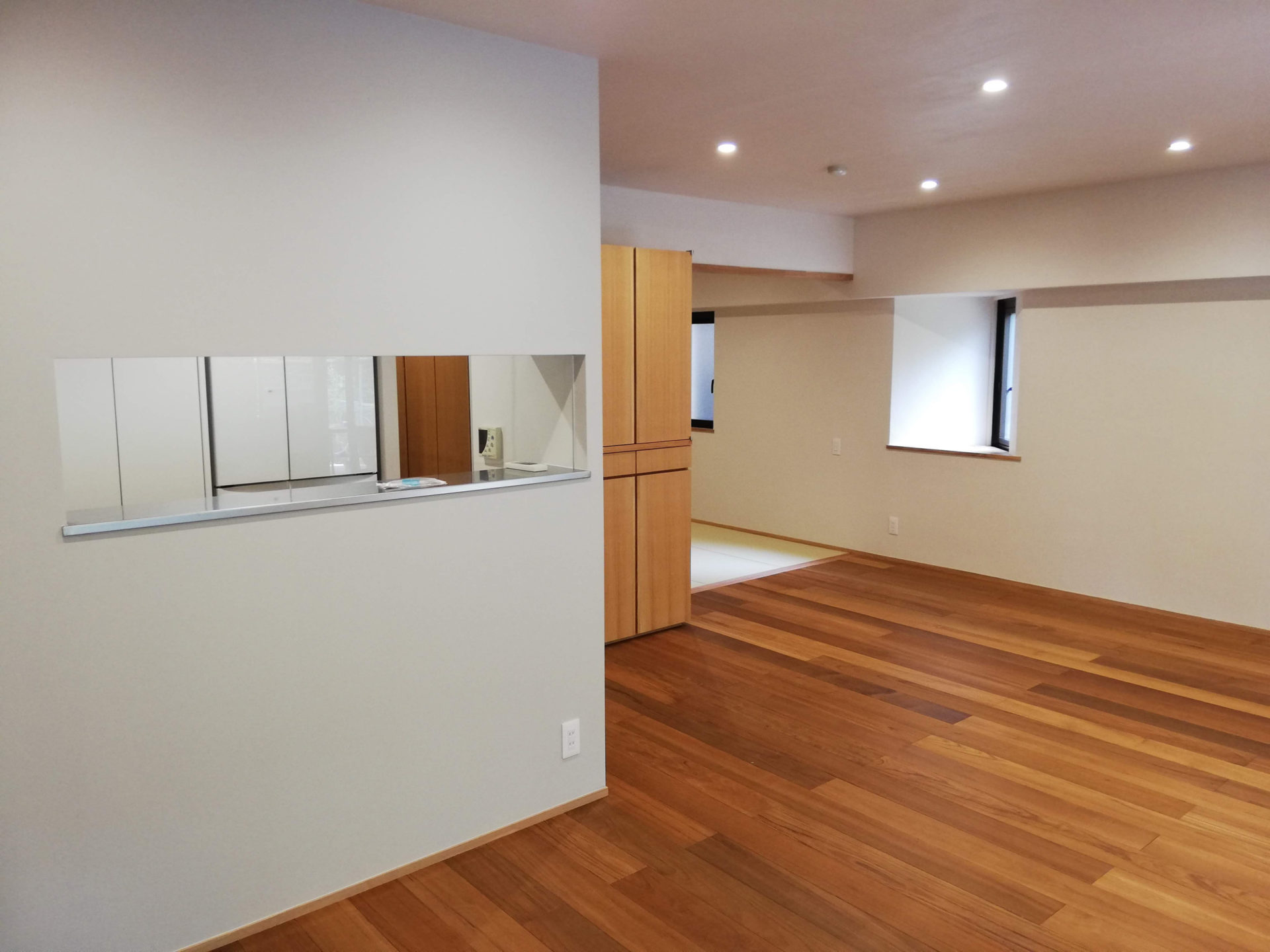 千田町のマンション改装　ダイニングからリビング・和室方向を見る